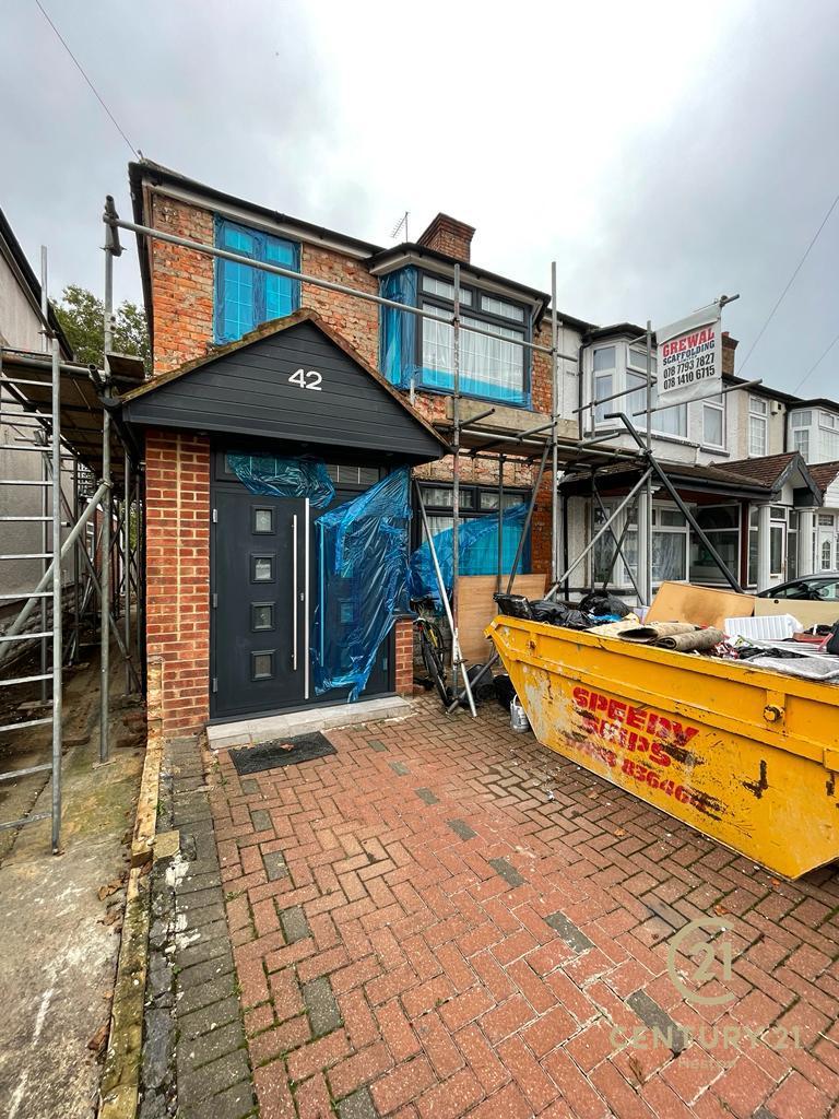 Leamington Road, SOUTHALL UB2 4 bed end of terrace house £3,000 pcm (£692 pw)