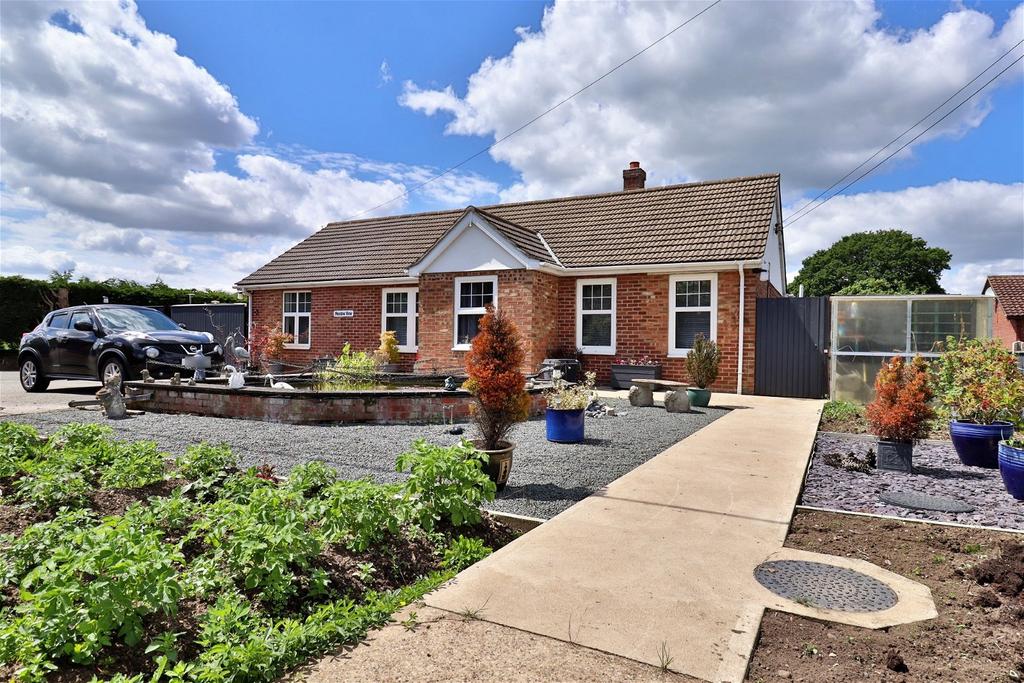 Ipswich Road,Long... 4 bed detached bungalow for sale £325,000