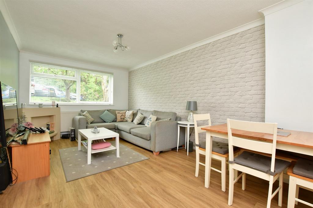 Hillside Road, Whyteleafe, Surrey 2 bed ground floor flat for sale £