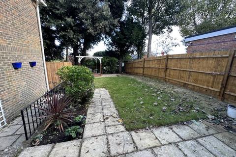 3 bedroom detached house to rent, Garden Mews, Eastbourne