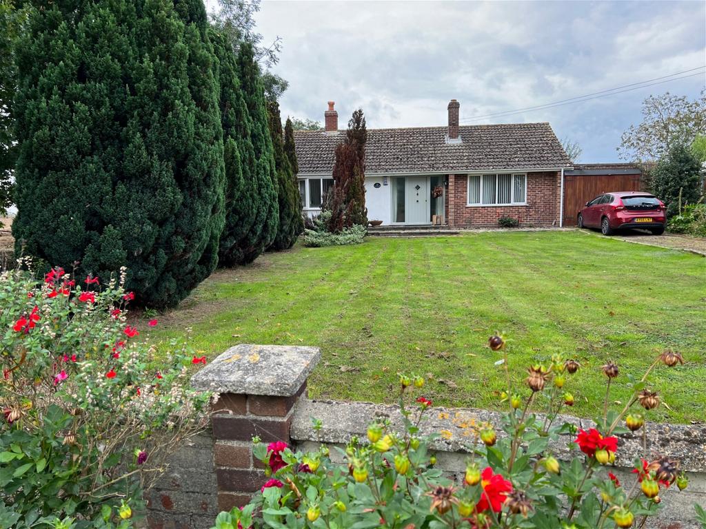Lopham Road, Kenninghall, Norwich, NR16 2DT 3 bed detached bungalow for