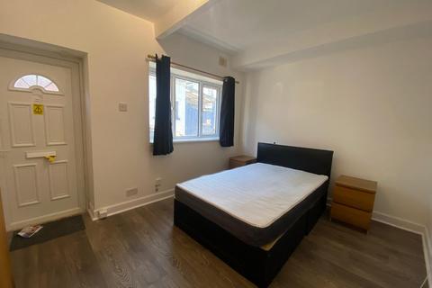 Studio to rent, Spacious Self-Contained Studio - Clarence Mews, Hackney , E5