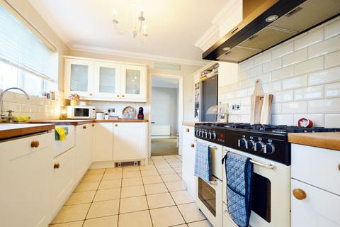 4 bedroom semi-detached house for sale - Maplin Way, Thorpe Bay, SS1