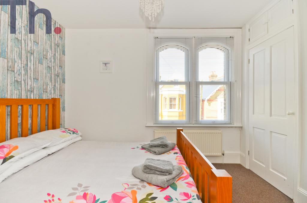 Bedroom 1 (2).JPG