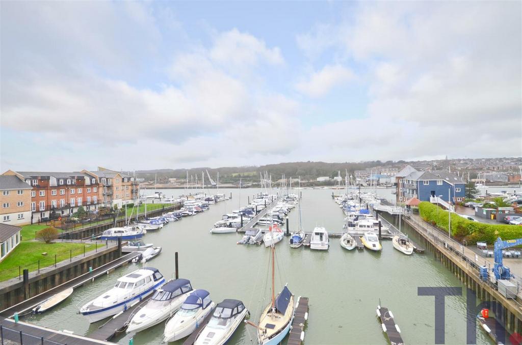 East Cowes PO32 2 bed flat for sale £225,000