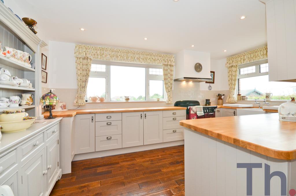 213 Baring Road, Cowes PO31 4 bed detached house for sale £699,950