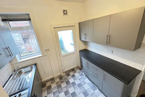 3 bedroom terraced house to rent, Mayfield Grove, Manchester, M18