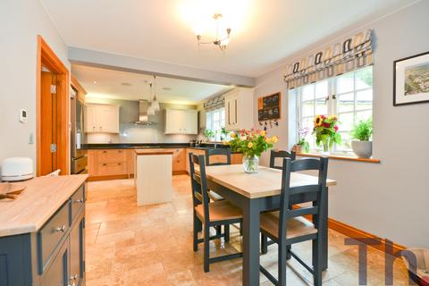 5 bedroom detached house for sale - Main Road, Newport PO30