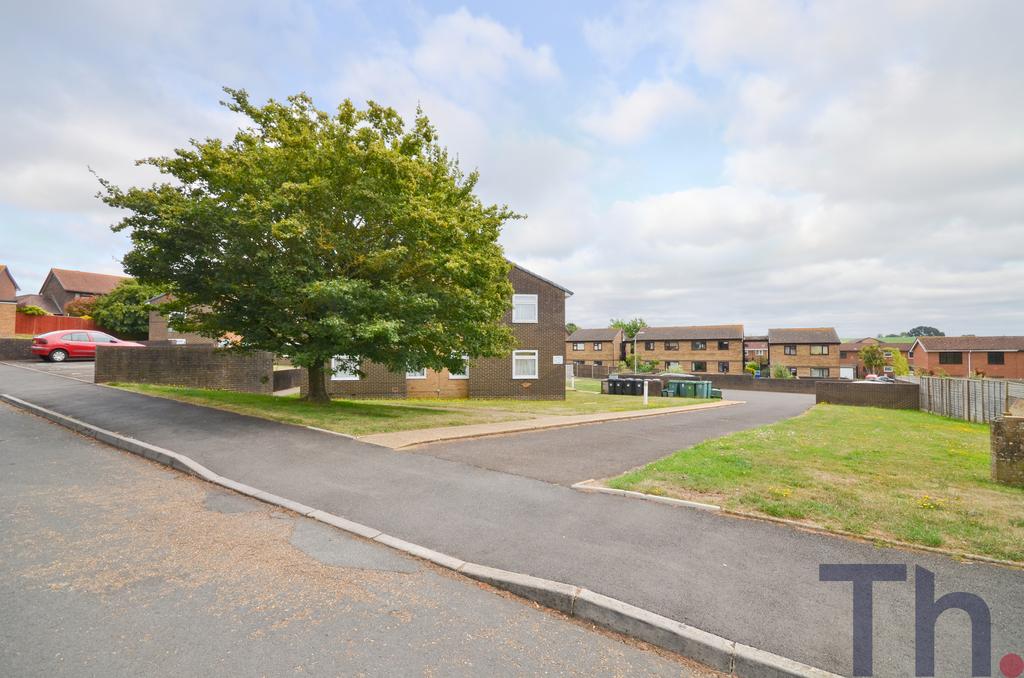 Communal Garden &amp; Driveway
