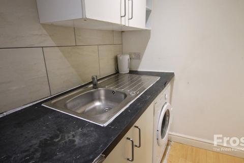 Studio to rent, Dukes Avenue, Hounslow, TW4