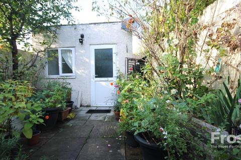 Studio to rent, Dukes Avenue, Hounslow, TW4