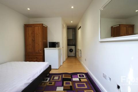 Studio to rent, Dukes Avenue, Hounslow, TW4