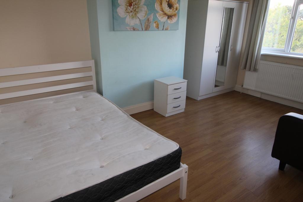 Double Room in Shared HMO Property in Rayners Lan
