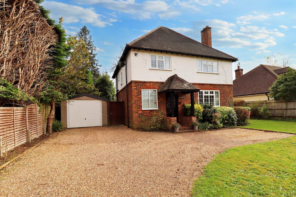 Edwin Road, West Horsley KT24 3 bed detached house £3,500 pcm (£808 pw)