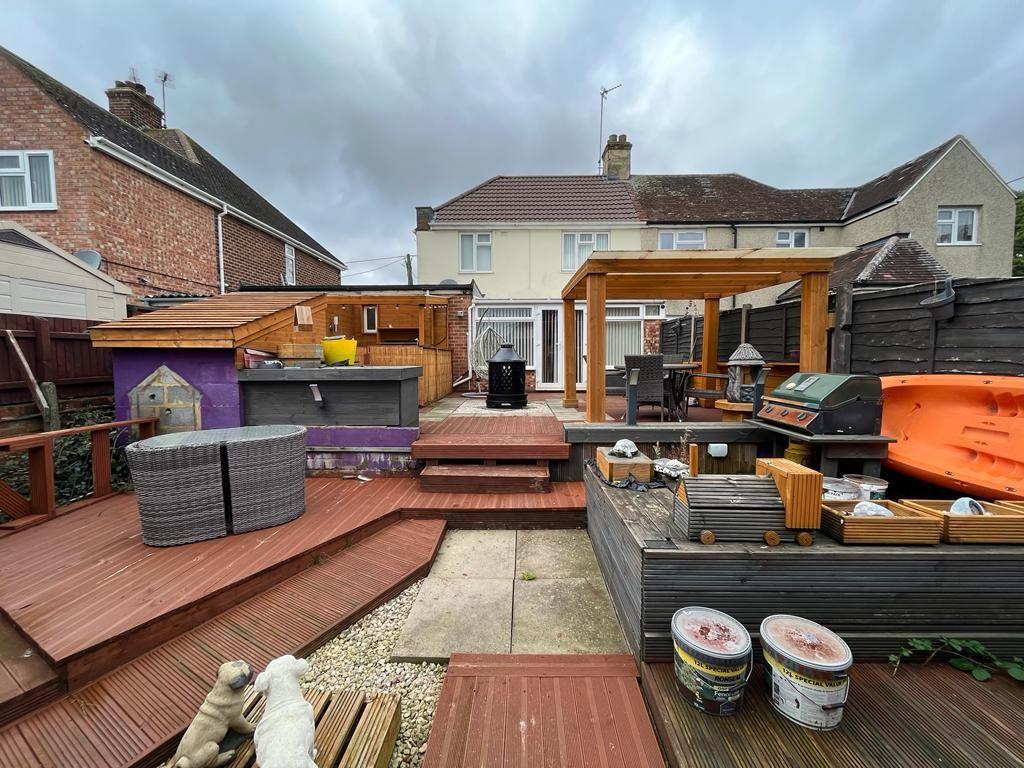 Hyde Road, Northampton NN7 3 bed semidetached house for sale £275,000