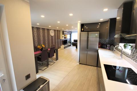 125 Clayburn Circle, Basildon, SS14 1PX