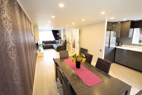 125 Clayburn Circle, Basildon, SS14 1PX