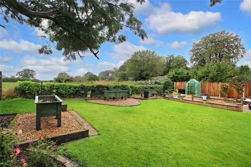 Poringland Road, Stoke Holy Cross, Norwich, Norfolk, NR14 2 bed bungalow for sale £350,000