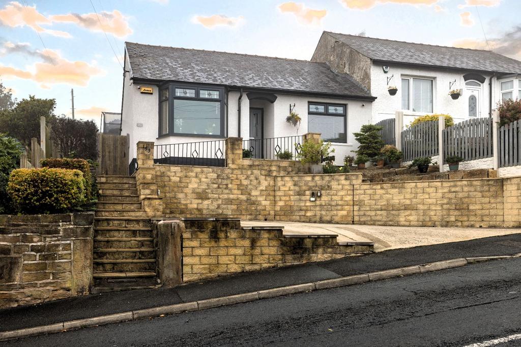 Cowcliffe Hill Road, Cowcliffe, HD2 2PL 2 bed semidetached bungalow