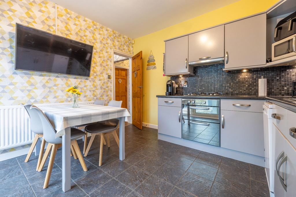 Cowcliffe Hill Road, Cowcliffe, HD2 2PL 2 bed semidetached bungalow