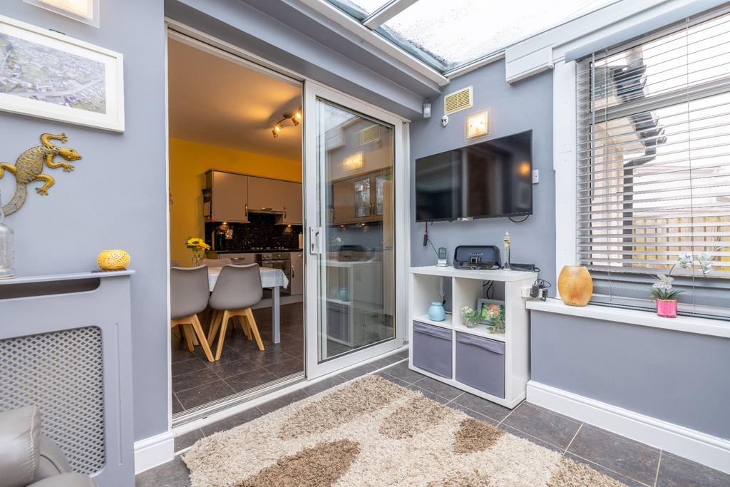 Cowcliffe Hill Road, Cowcliffe, HD2 2PL 2 bed semidetached bungalow