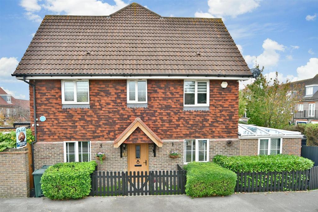 Baker Crescent, Trinity Fields, Dartford, Kent 3 bed end of terrace