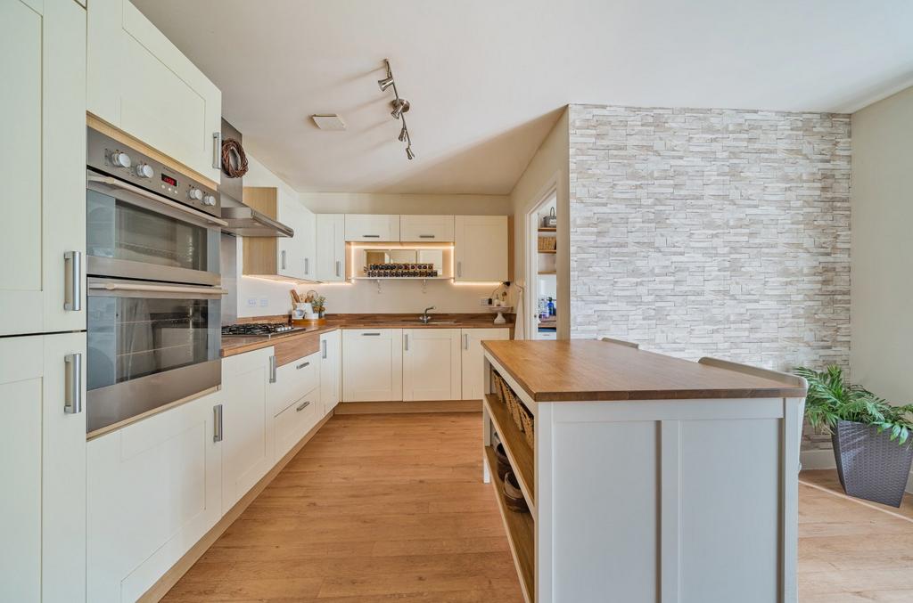Swaledale Road, Warminster, BA12 4 bed terraced house for sale £315,000