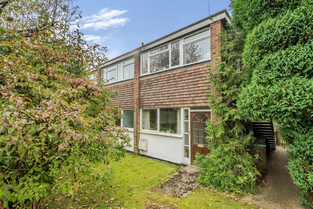 Amersham, Buckinghamshire, HP6 2 bed flat for sale £300,000