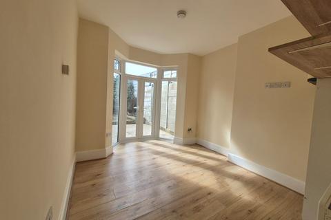 1 bedroom in a house share to rent, Hedge Lane, N13