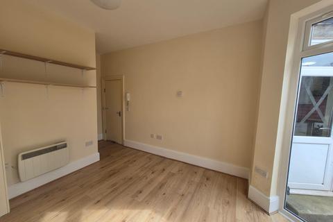 1 bedroom in a house share to rent, Hedge Lane, N13