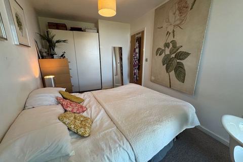 1 bedroom flat for sale, Lanacre Avenue, London