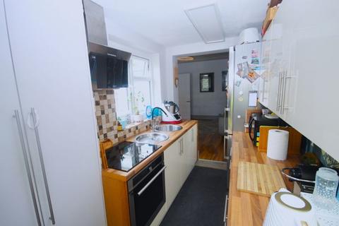28a Queens Avenue, Greenford, UB6 9BX