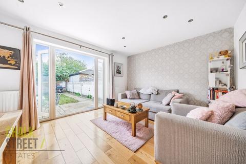 Flat 2, 44 Wellwood Road, Ilford, IG3 8TU