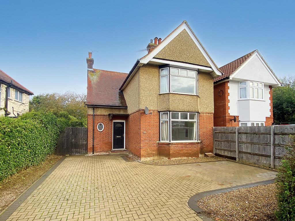 High Road West, Felixstowe IP11 3 bed detached house to rent £1,375