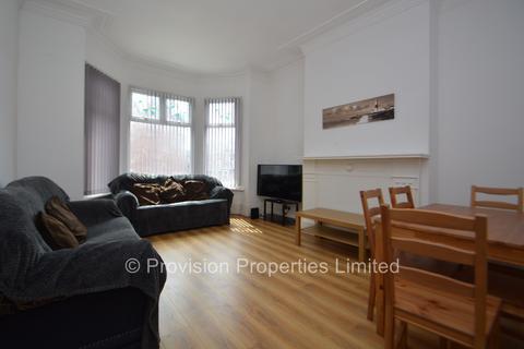 6 bedroom terraced house to rent, Chestnut Avenue, Hyde Park LS6
