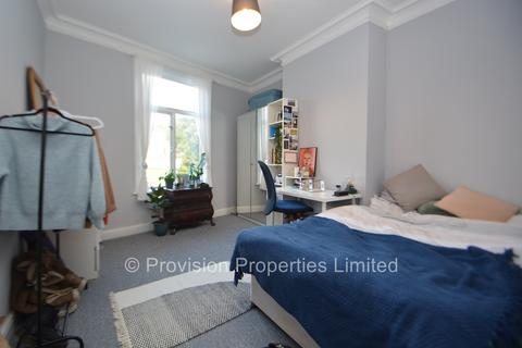 8 bedroom end of terrace house to rent, Victoria Road, Hyde Park LS6