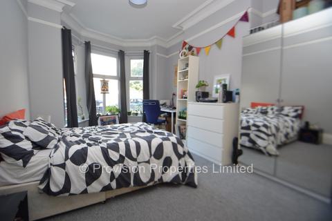 8 bedroom end of terrace house to rent, Victoria Road, Hyde Park LS6