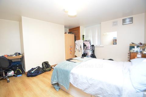 7 bedroom end of terrace house to rent, Chestnut Avenue, Hyde Park LS6