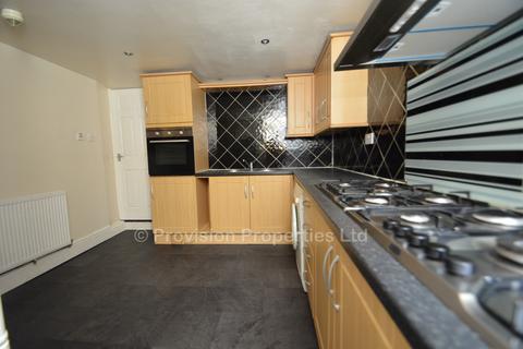 8 bedroom terraced house to rent, Hessle Place, Hyde Park LS6