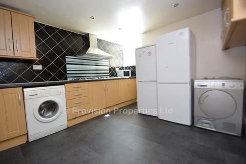 8 bedroom terraced house to rent, Hessle Place, Hyde Park LS6