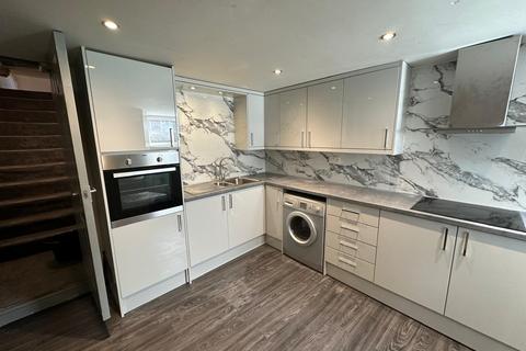 8 bedroom terraced house to rent, Hessle Place, Hyde Park LS6
