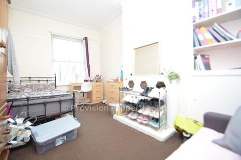 6 bedroom terraced house to rent, Chestnut Avenue, Hyde Park LS6