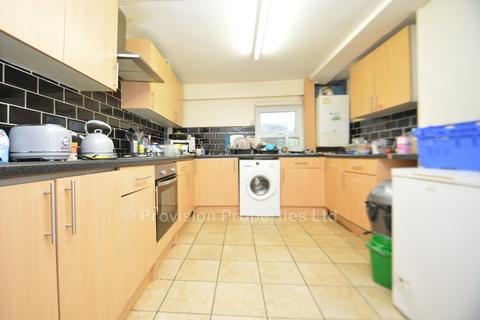 6 bedroom terraced house to rent, Chestnut Avenue, Hyde Park LS6