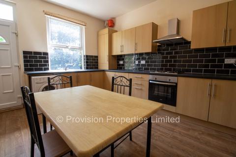 6 bedroom terraced house to rent, Chestnut Avenue, Hyde Park LS6
