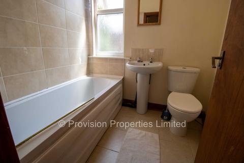6 bedroom terraced house to rent, Chestnut Avenue, Hyde Park LS6