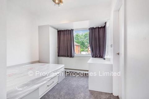 6 bedroom semi-detached house to rent, St Annes Drive, Headingley LS4
