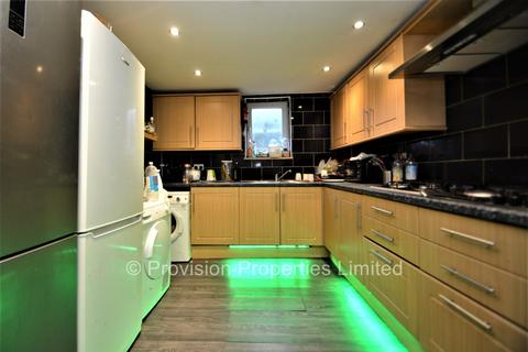 8 bedroom terraced house to rent, Mayville Avenue, Hyde Park LS6