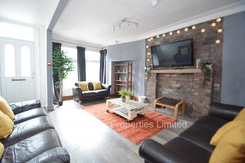 8 bedroom terraced house to rent, Manor Drive, Hyde Park LS6