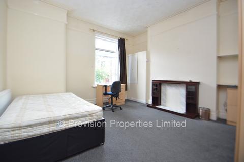 8 bedroom terraced house to rent, Brudenell Road, Hyde Park LS6