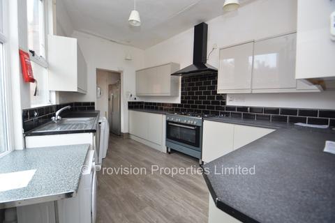 6 bedroom end of terrace house to rent, Raven Road, Hyde Park LS6